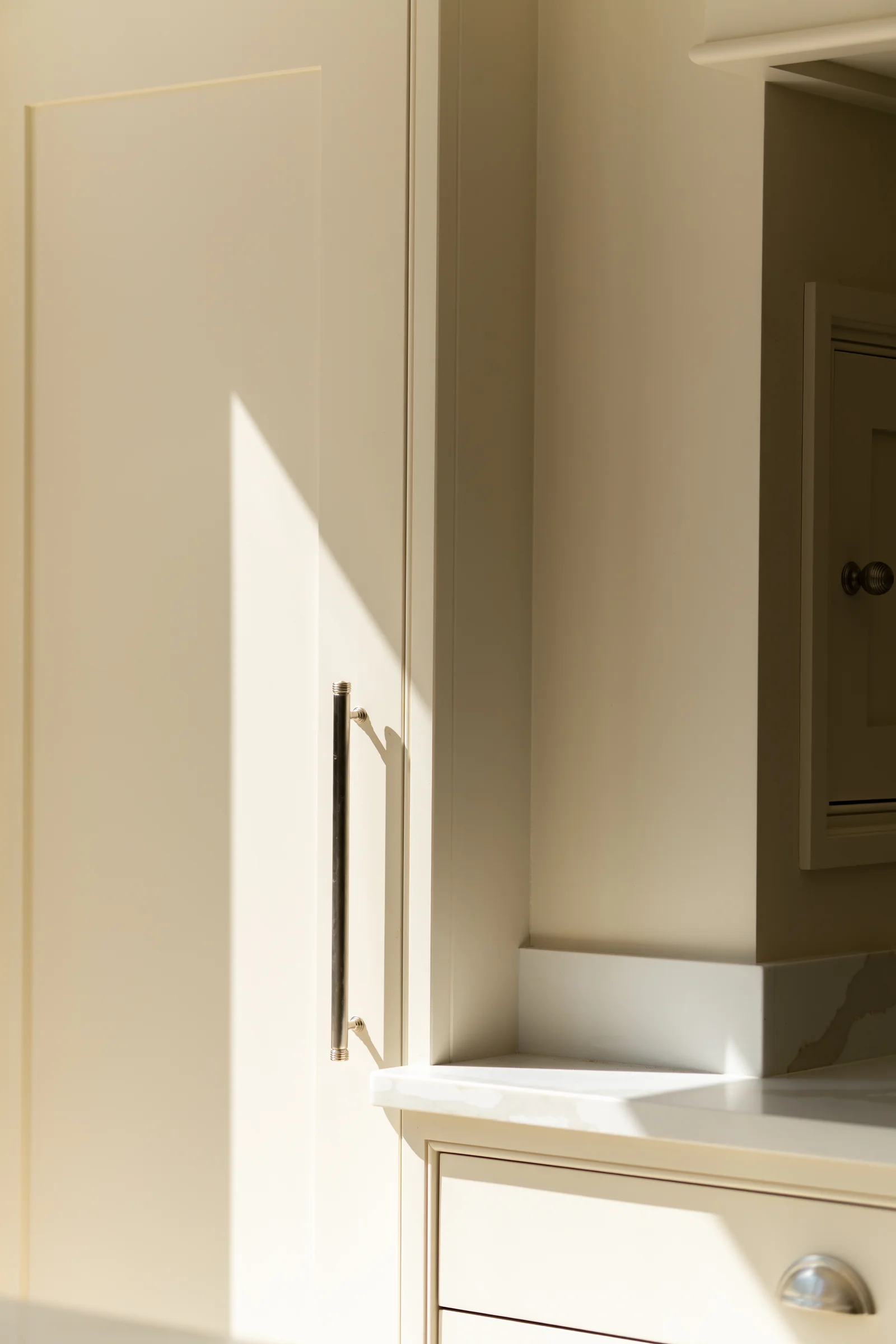 Cream shaker door detail nickel bar handle sunlight quartz worktop edge