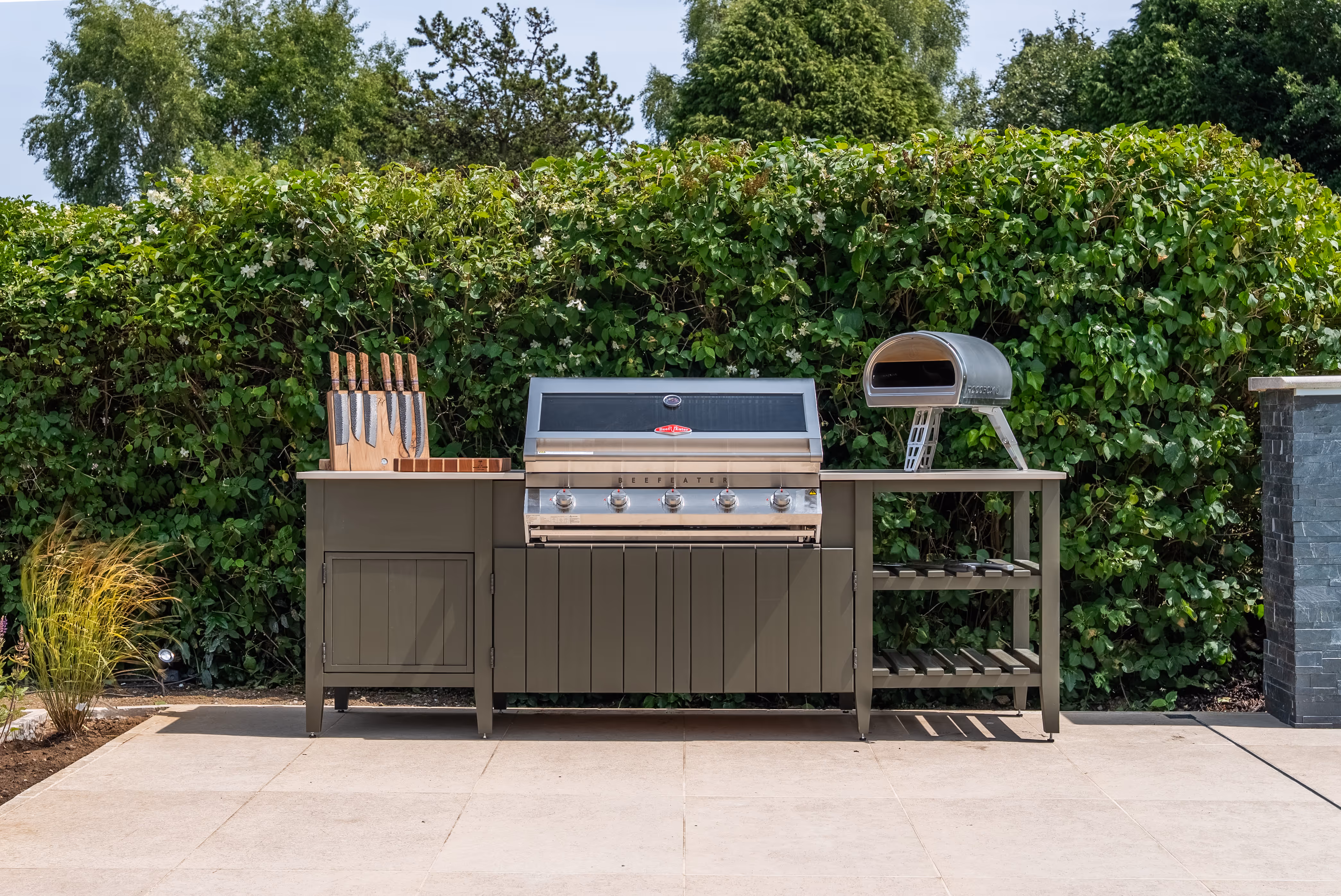 Alfresco one full kitchen garden hedge backdrop